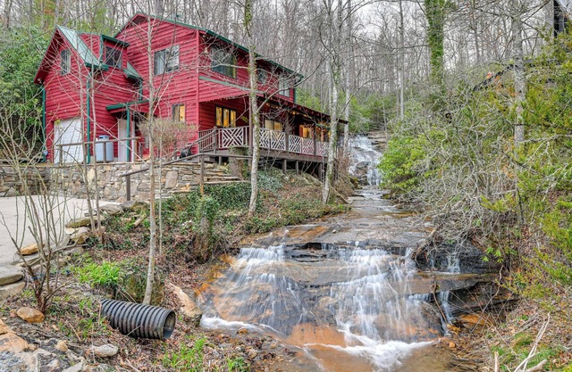 Fall Foliage Paradise: Cabin w/ Creek & Game Room