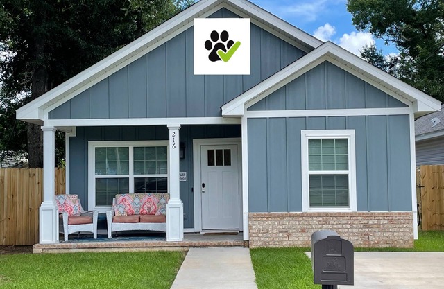 Spacious, modern downtown cottage for you, your peeps and pup!
