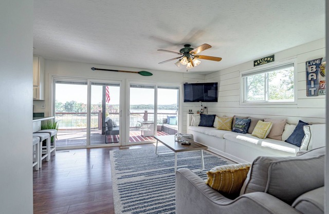 Lakefront 3BR/2BA-Wake Up to Views, Private Master Suite, Deck & Firepits!