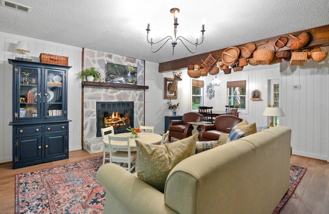 Creekside Cottage! Fireplace, Sunroom, Workspace, 10 minutes to Downtown Ellijay