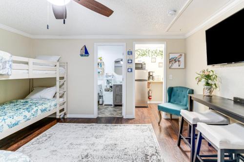 Families Welcome! Retreat with Pool in Spring Hill