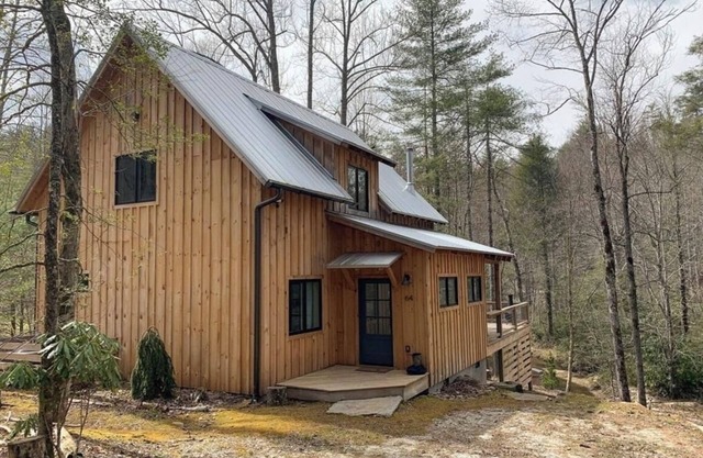 Family and pet friendly cabin on a creek. 10 minutes to downtown Cashiers