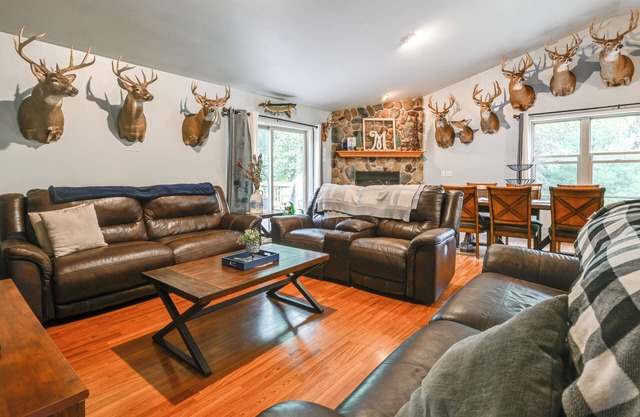Family Cabin w/ Hot Tub: 10 Mi to The Dells!