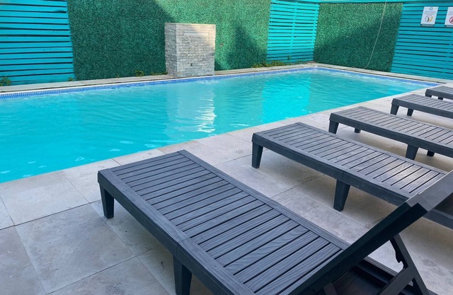 Charming & Family w/pool and Ocean view 3 blocks from de Beach