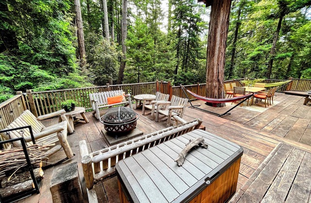 Family escape w/ sauna nestled in the redwoods, near beaches, hiking, cycling