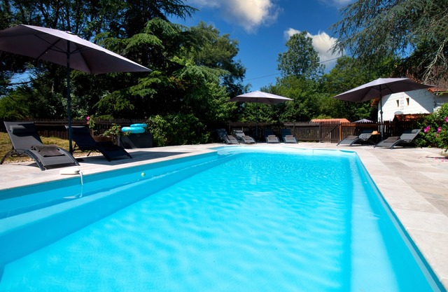 Amplia casa de campo familiar con piscina privada climatizada cerca de Bergerac y St Emilion