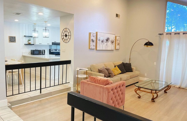 Casa adosada familiar de 4 dormitorios con vista a la montaña ubicada en Hacienda Heights