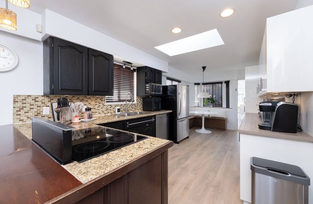 Cozy Commercial Oasis - Private Entrance Studio - 10 min to Downtown Vancouver