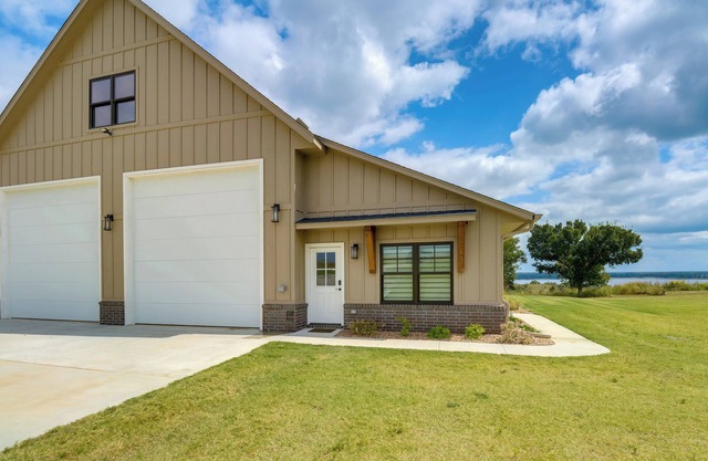 Family-Friendly Apt w/ Lake Views in Ponca City!