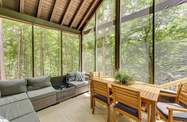 Family-Friendly Dadeville Cabin w/ Hot Tub & Porch