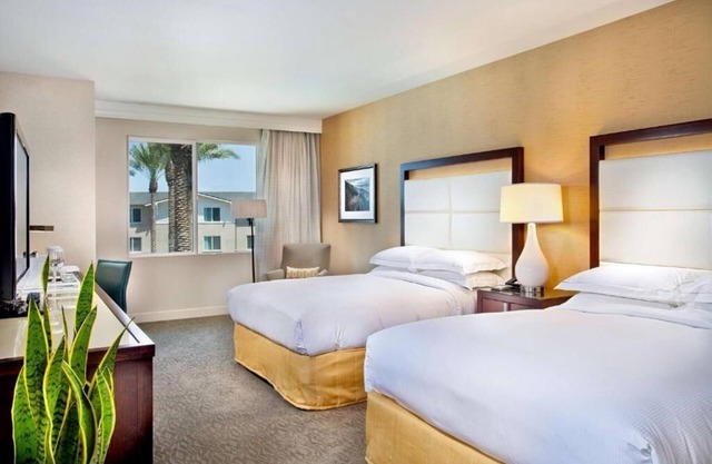 Family-friendly Haven: Swimming Pool, Pets Allowed, Near South State Beach!