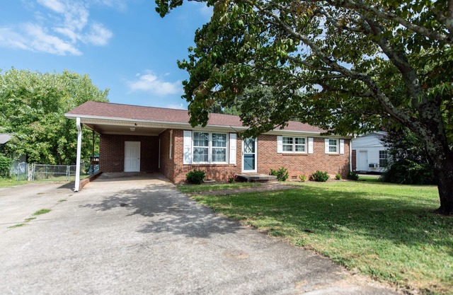 Family friendly home w/fenced in backyard. Pet Friendly