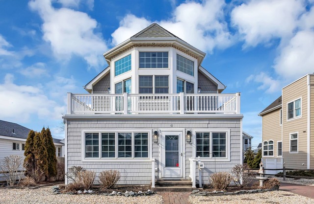 Family friendly house across the street from Beach!