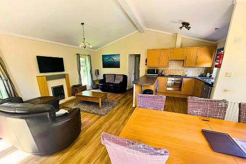 Family Friendly Lodge sleeping 5 with Hot Tub - Devon