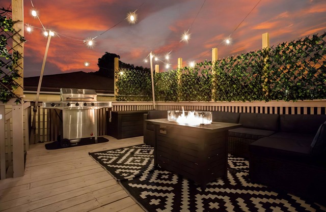 Family Friendly, Lovely 6 Bd Retreat w/ Game Room, Back Deck & Bar