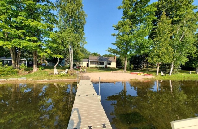 Family friendly Waterfront cabin on Bass Lake in Elk Rapids, MI