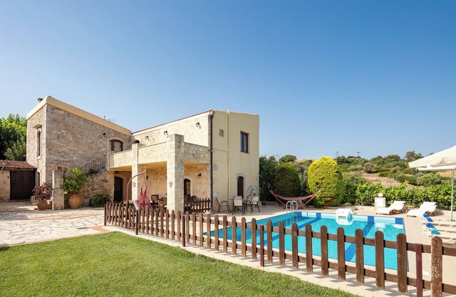 Villa tradicional con 4 habitaciones, piscina cercada y jardines increíbles.