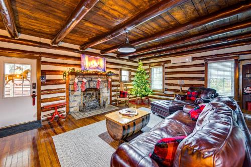 Family Holiday Cabin in Kentucky with Hot Tub!