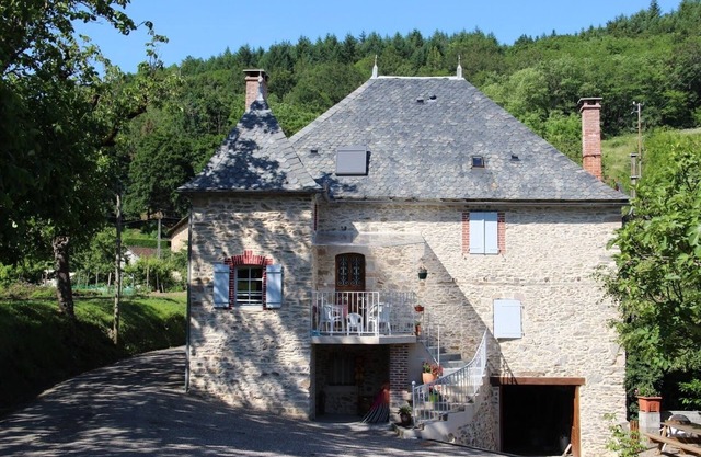Wonderful house in the heart of Corrèze with swimming pool tennis games area
