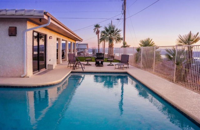 Family Home! VIEWS - Pool - Pool Table - Boat Garage - Sleep 16 - Fire Pit