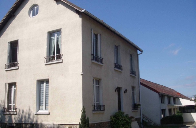 Casa familiar en el centro de la ciudad cerca de la estación de tren y todos los servicios.