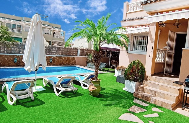 Casa Familiar con piscina propia. Cerca de las tiendas.