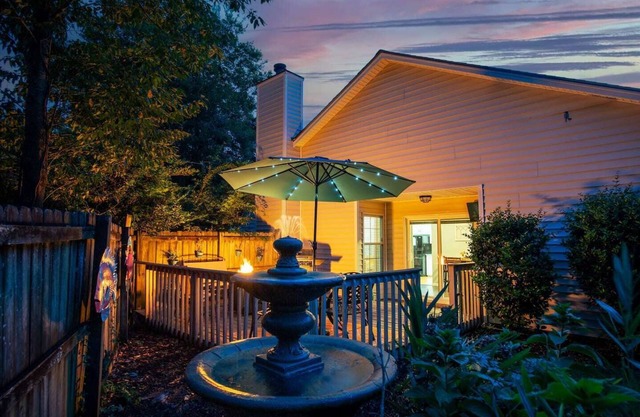 Family & Pet Friendly Home in Quiet Neighborhood - Close to Beaches & Downtown!