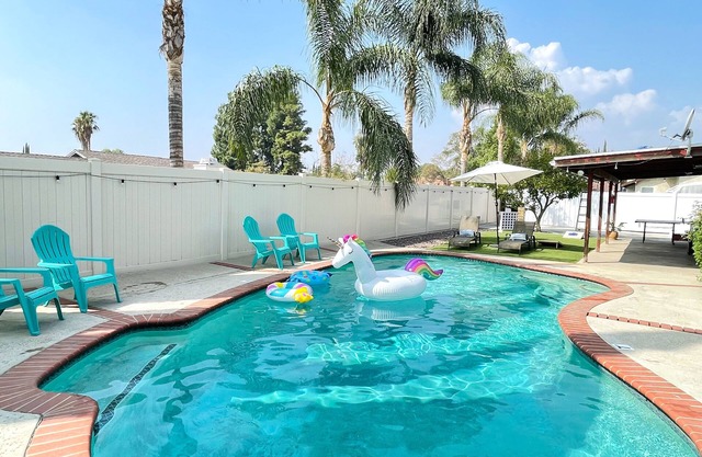 FAMILY POOL HOME☀ 3-BDR/Sleeps 9/KING BED Suite/BILLIARD TABLE/PingPong Table