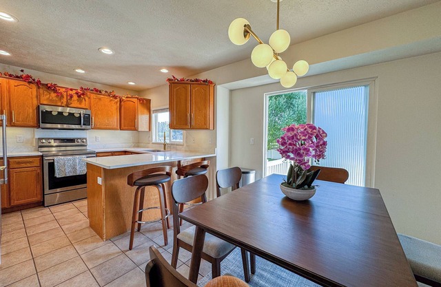 Family Retreat Near SLC Airport 6 BR 3.5 Bath