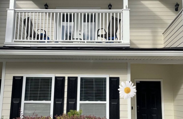 Family sized townhome! Close to Shipyard Park. Long term stays welcome!