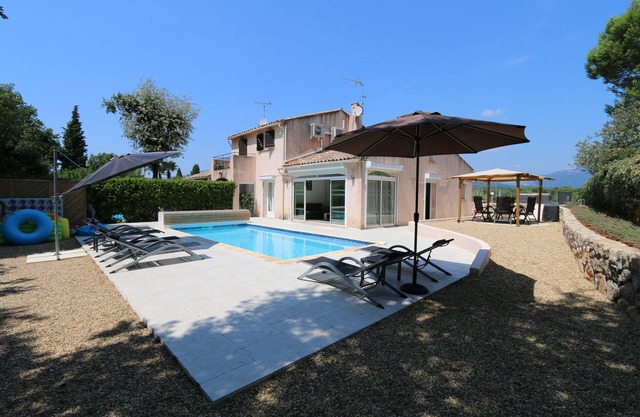 Familia Villa, piscina privada climatizada, aire acondicionado, wifi, Valbonne 10 minutos a pie