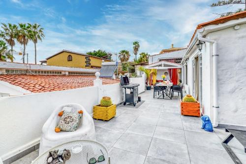 Family Villa with Terrace, Hot Tub, Pool, View and Grill in Chayofa