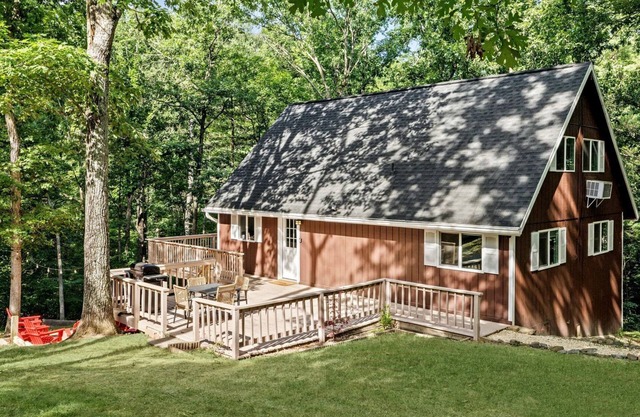 Fantastic Cabin with Barbecue and Hot-tub in Gerrardstown, West Virginia