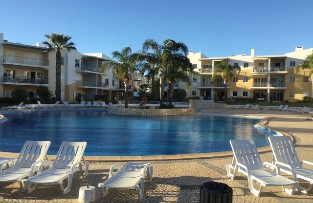 Fantástico apartamento en planta baja de 2 dormitorios con piscina. Cerca de playa y pueblo