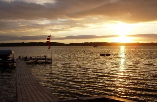 Fantastic Torch Lake Waterfront Cottage ~ Pista de tenis ~ Kayaks y SUP's!