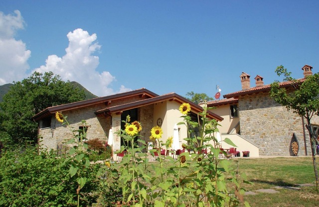 Moderna Casa de vacaciones en Imola con Piscina