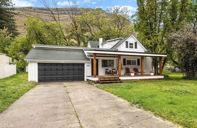 Farmhouse on Main - historic home in the heart of Riggins