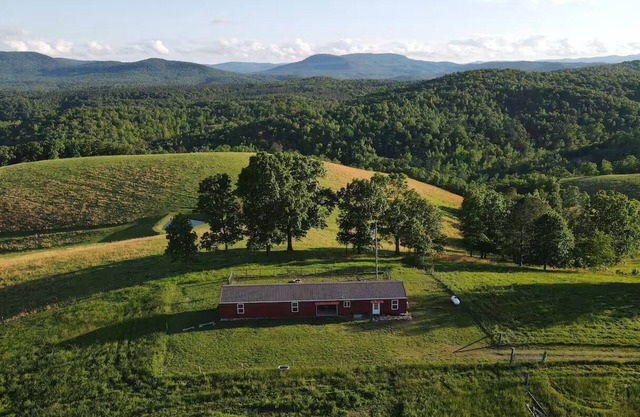 Farmhouse & Rustic Patio with Beautiful Views!