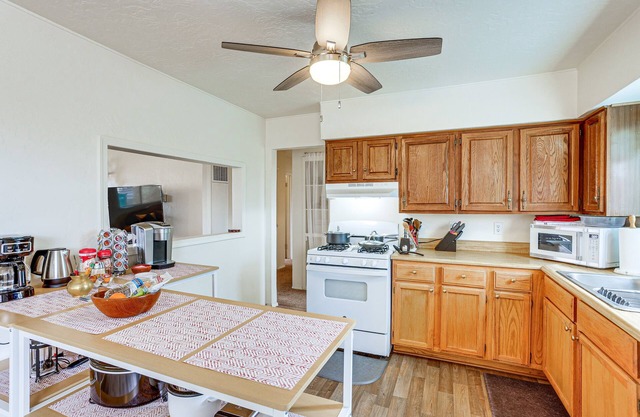 Pet-Friendly Farmington House, 4 Mi to Lake!