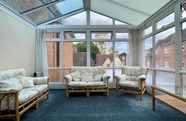 Farnham Haven: Unique Home with Courtyard