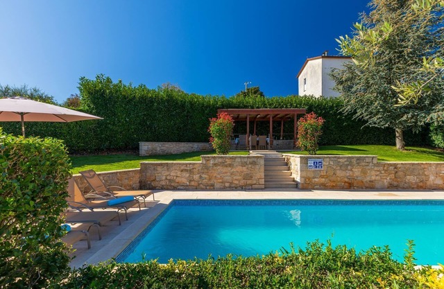Fascinante casa de vacaciones con piscina privada, pista de voleibol, campo de fútbol, cama elástica cerca del famoso carril bici de Parenzana