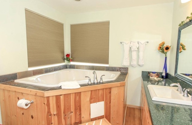 Fawnskin Lakeside Cabin - Nice Cozy Duplex With Mountain Views With A Jet Tub! 1 Bedroom Cabin