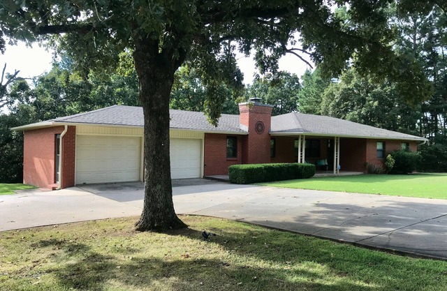 Fayetteville Retreat - peaceful/private setting - game room - easy access to NWA