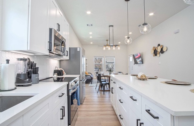 Feel Chill and Enjoy 4BR 3BA Near Fun Riverwalk