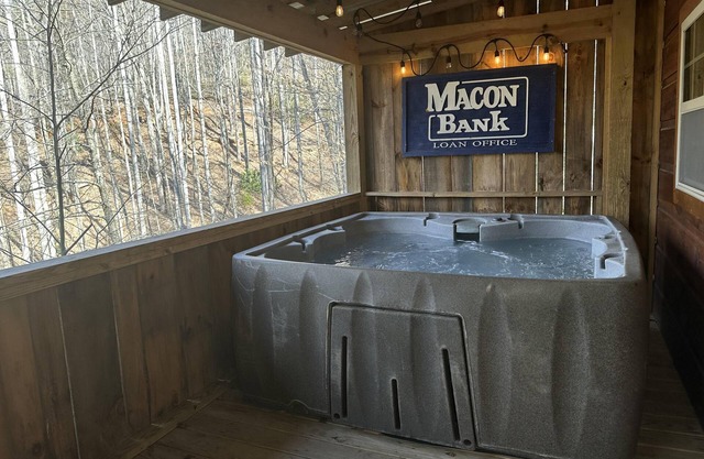 ¿Feelin Frisky? - Jacuzzi privado, chimenea, romántico, con vistas, cerca del centro, parrilla, WiFi gratis, se admiten mascotas