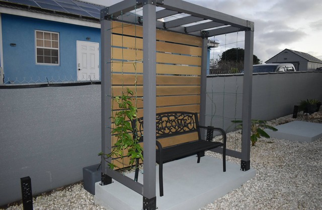 Feels like home 1 Bed retreat conveniently located to many places of interest.