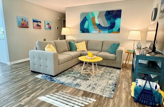 Fenced-in yard. Walkable to restaurants, shops, parks, lakes, theatre & pool.