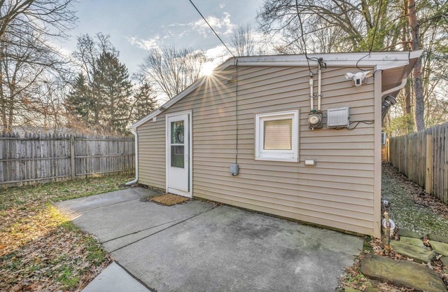 NEW Stylish and Modern 1-bedroom Bungalow - 4 miles to CLE