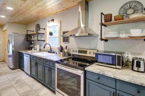 Fire Pit and Hot Tub Family Cabin in Seiverville!