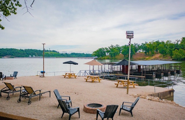 Fire pit, dock, ramp, full kitchen, water toys